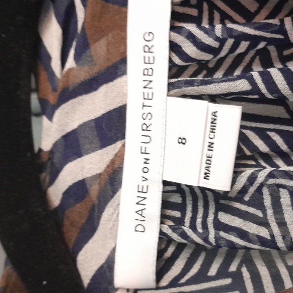 Diane Von Furstenberg blue and off white louse with tie. Silk/like size 8. - Picture 4 of 4